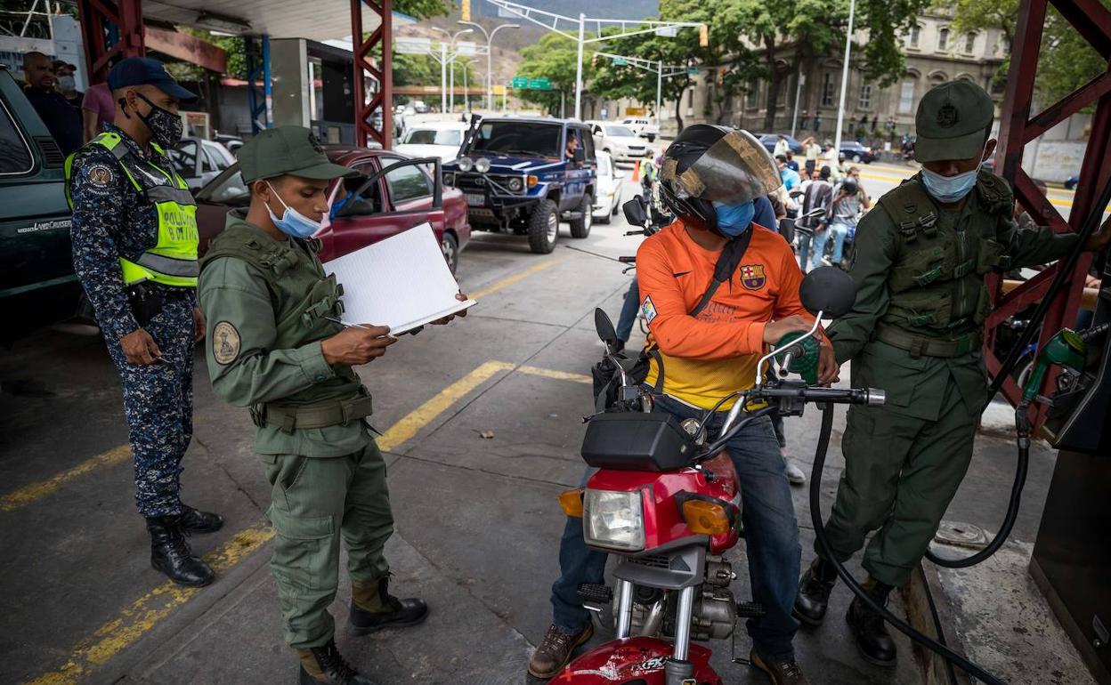 Los venezolanos pagan a precio de oro la gasolina iraní | diario sur