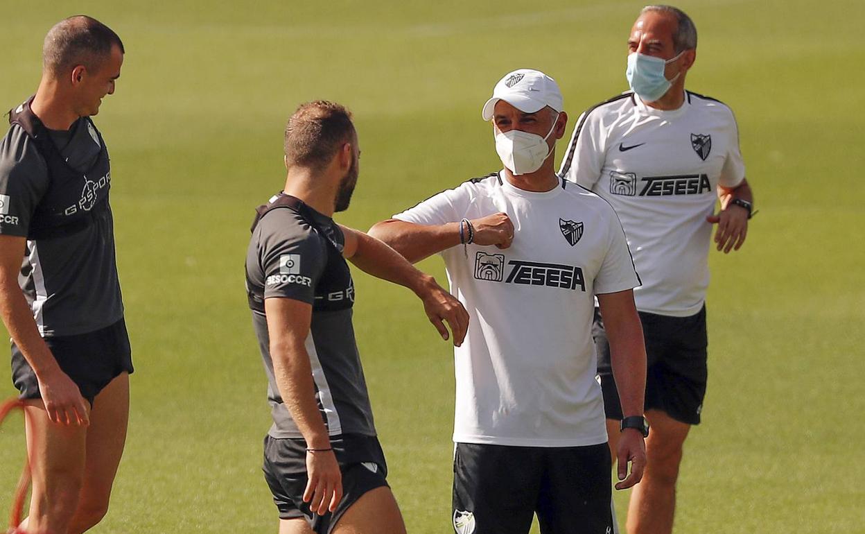 Pellicer y Keidi se saludan durante un entrenamiento en presencia de Buenacasa y del preparador físico Enrique Ruiz. 