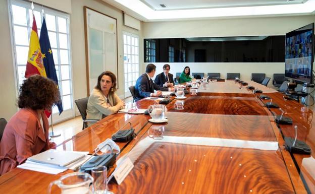 El presidente Pedro Sánchez y sus ministros en la conferencia con los presidentes autonómicos