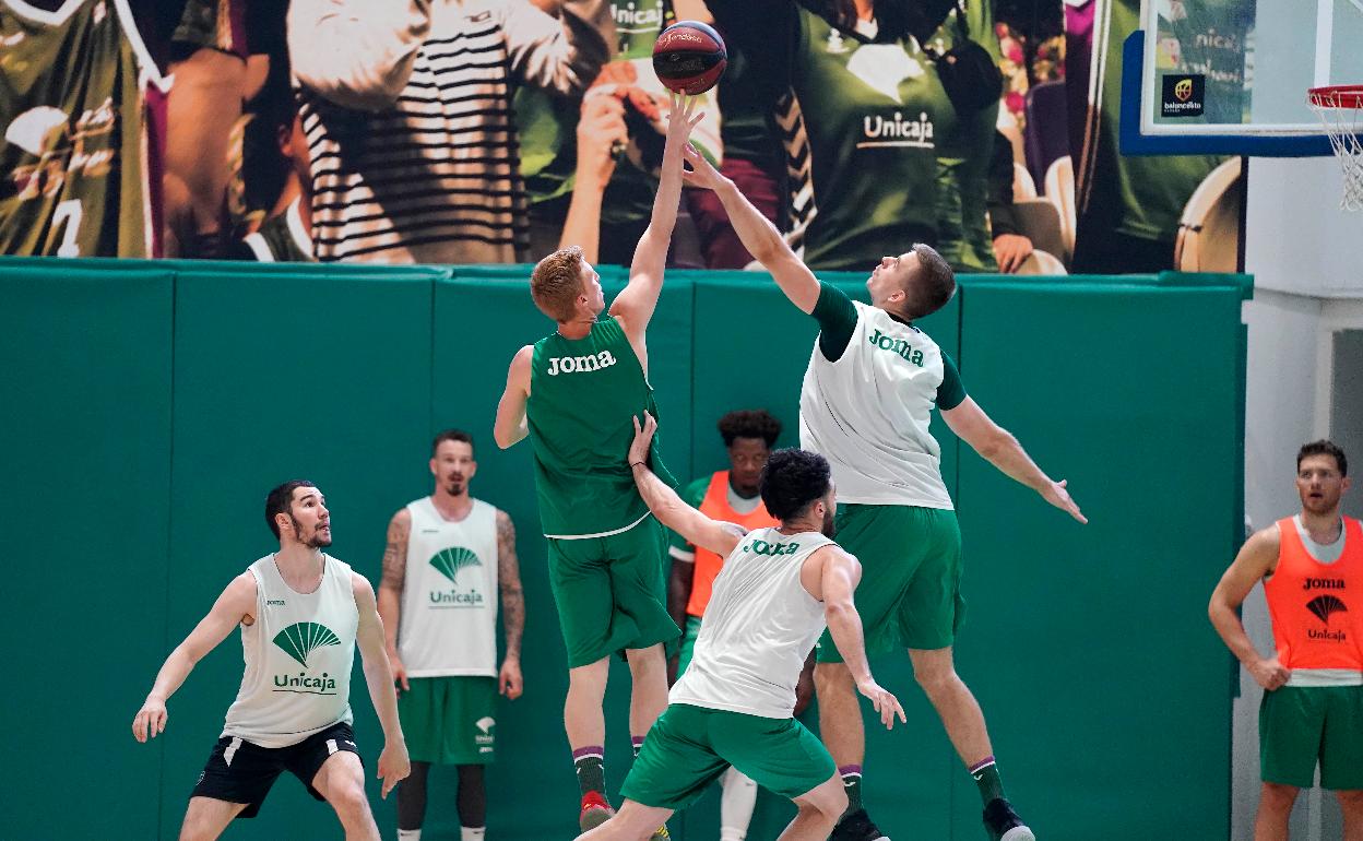 El positivo de Francis Alonso por coronavirus sobresalta al Unicaja