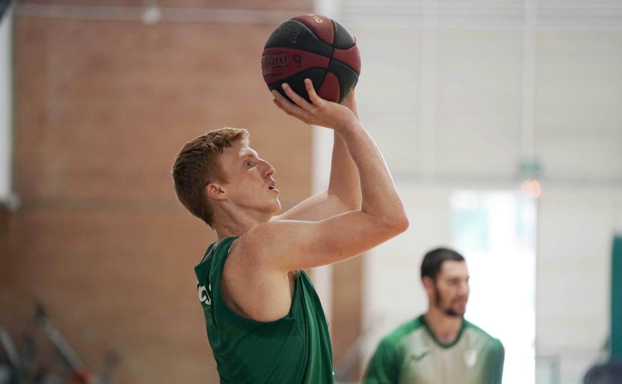 Alberto Díaz lanza a canasta en un entrenamiento en Los Guindos. 