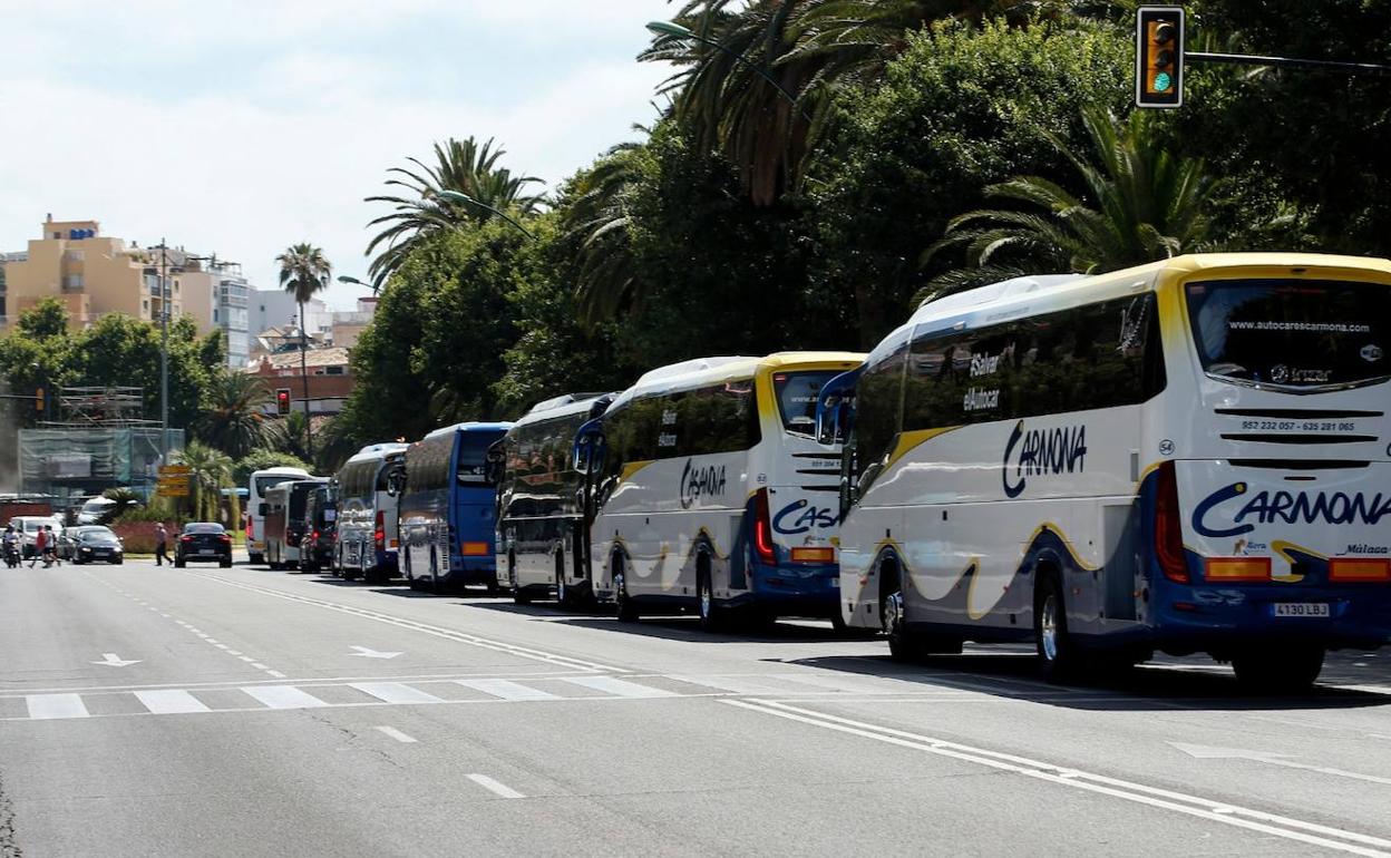 Casi un centenar de autobuses se manifiestan por el Centro de Málaga para exigir ayudas al Gobierno central