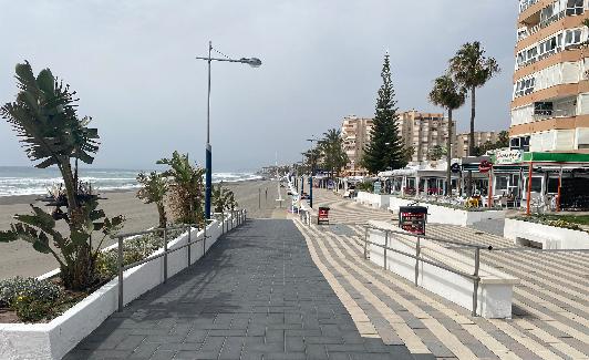 Imagen de la playa torroxeña de Ferrara, que ha renovado su bandera azul. 