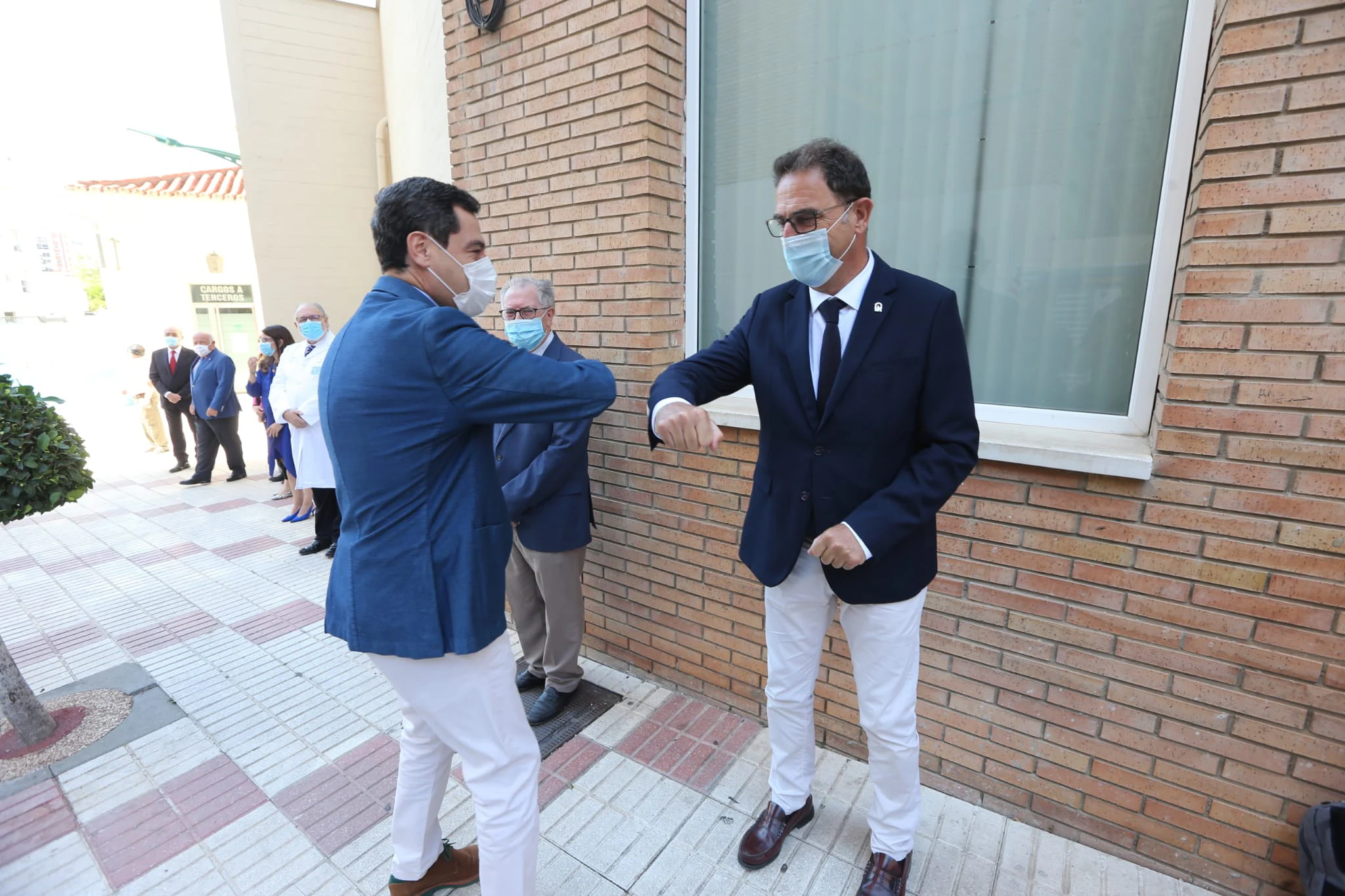 El presidente de la Junta de Andalucía visita este martes el Hospital Regional Universitario de Málaga para conocer el funcionamiento del robot Opentrons, que permite el análisis simultáneo de hasta cinco muestras de test PCR