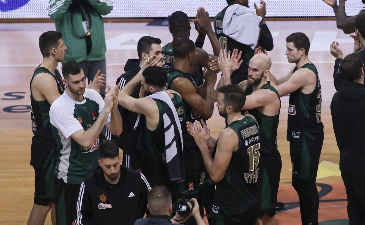 Los jugadores del Panathinaikos saludan a sus aficionados en un partido de esta temporada. 