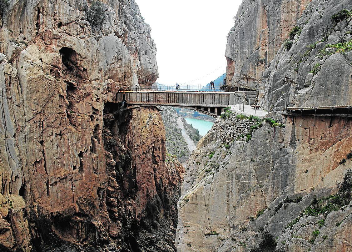 Desfiladero de los Gaitanes. Esta garganta, protegida como Paraje Natural de Andalucía, se ha puesto en valor en los últimos años con la reapertura y rehabilitación para uso turístico del Caminito del Rey 