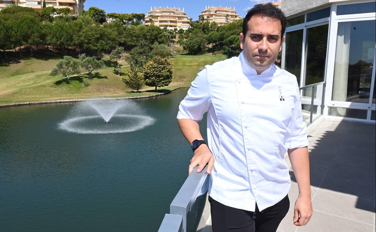 Fernando Villasclaras, en la terraza de El Lago, recién reformado para abrir el 30 de junio.
