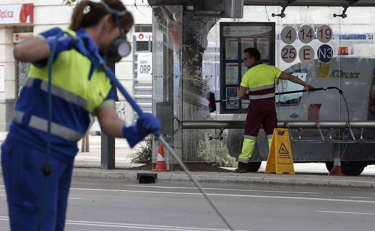 Trabajadores de Limasa, en la calle durante la pandemia de la Covid-19.