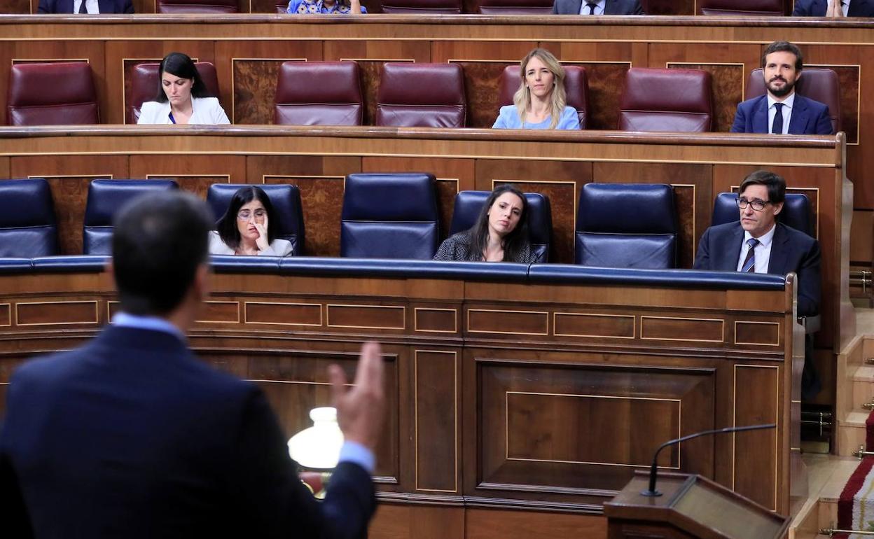 Pedro Sánchez habla con Pablo Casado en el pleno del Congreso. 