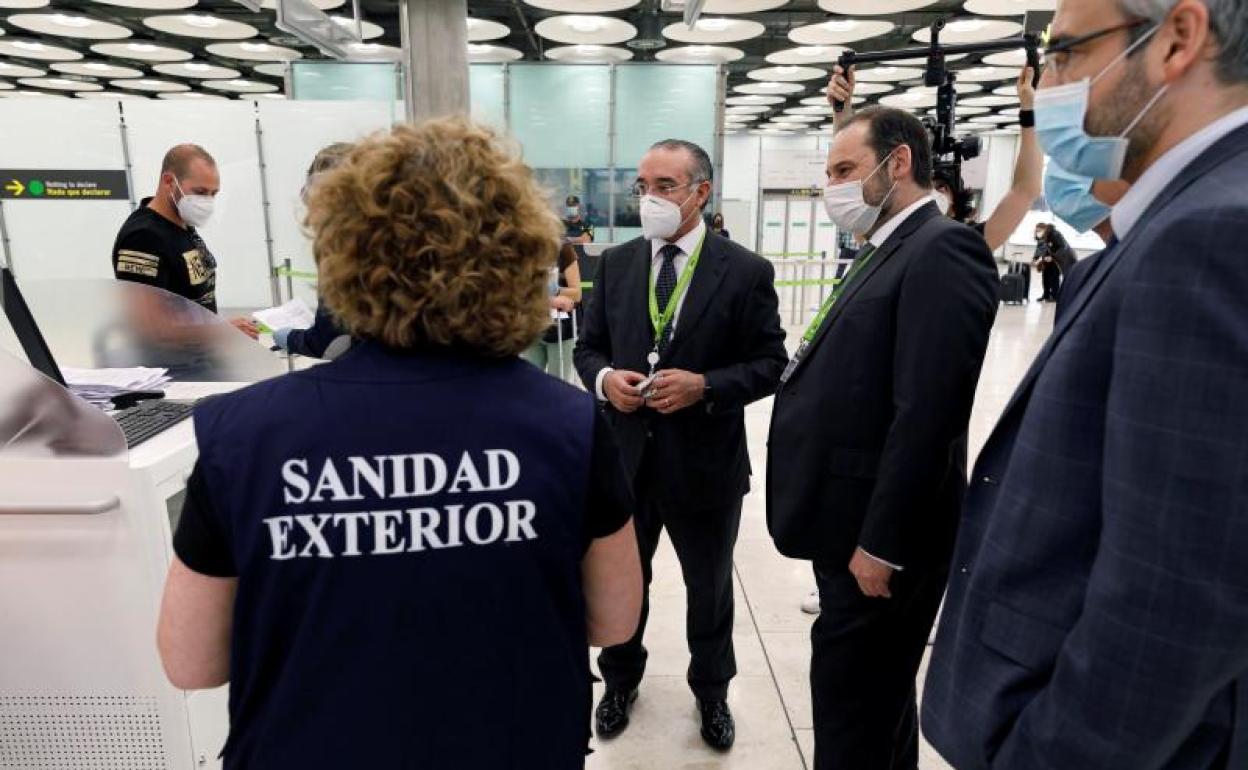 El ministro de Transportes, Movilidad y Agenda Urbana, José Luis Ábalos (c), visita Barajas 