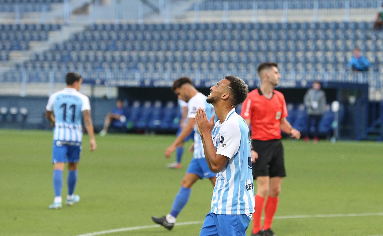 Hicham, que salió tras el descanso, se lamenta durante el partido del viernes. 