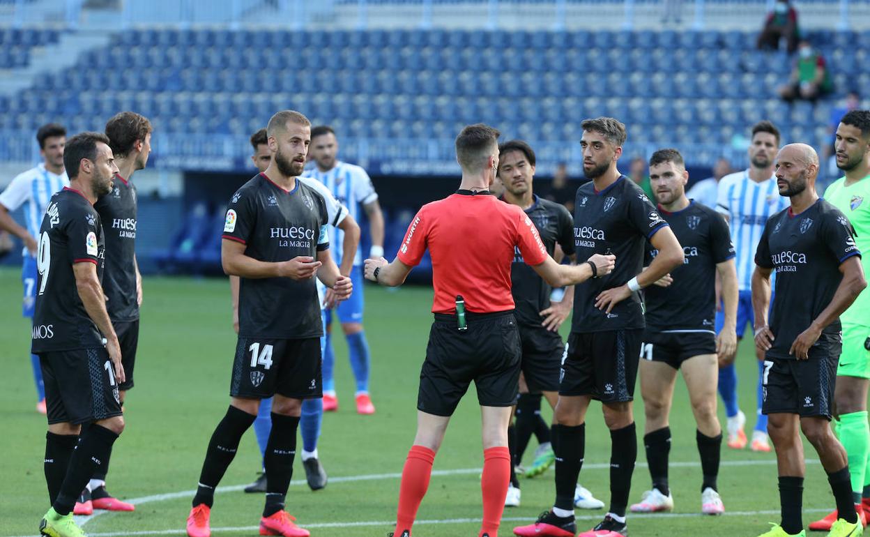 Moreno Aragón, rodeado de jugadores del Huesca protestando en el partido del viernes. 