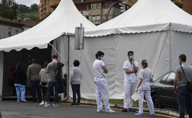 Trabajadores de Basurto a la espera para realizarse el test del Covid-19.