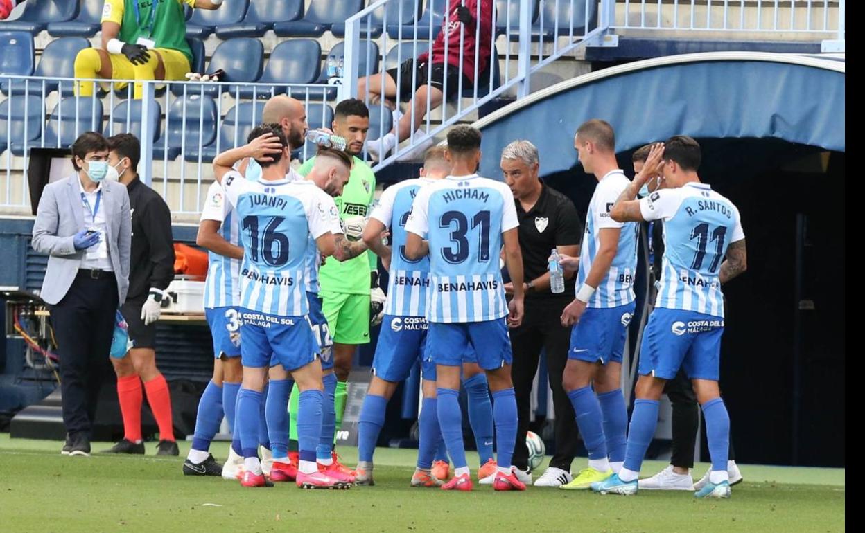 Pellicer conversa con sus jugadores durante una de las pausas de hidratación. 