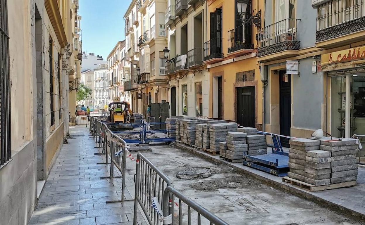 Urbanismo ha retirado las baldosas para compactar mejor la base del pavimento. 