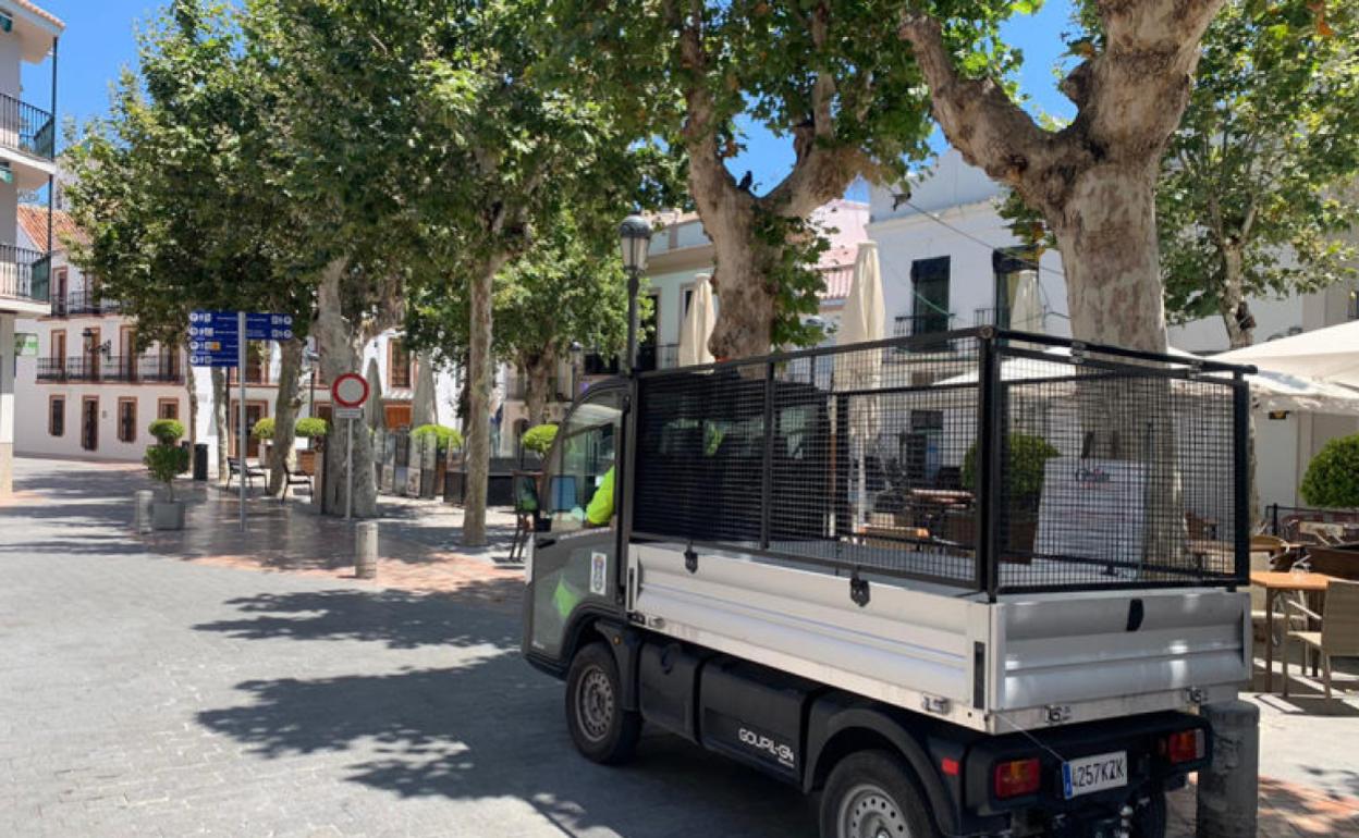 Nerja implanta un sistema de recogida de cartones y envases puerta a puerta en los comercios del centro histórico para el verano