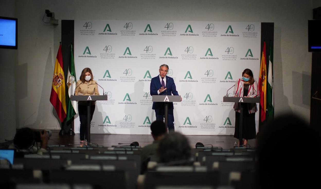 La consejera de Empleo, Rocío Blanco, el portavoz, Elías Bendodo, y la consejera de Agricultura y Desarrollo Rural, Carmen Crespo.