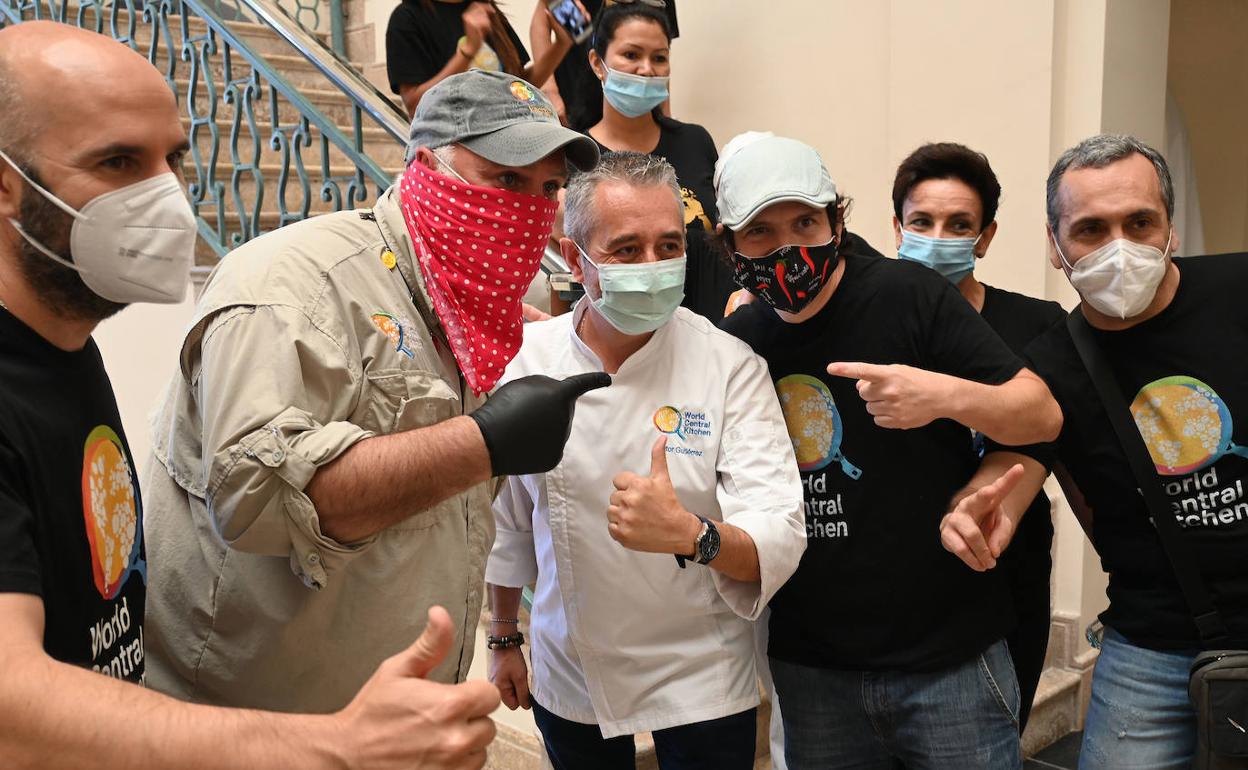 José Andrés con algunos de los voluntarios 