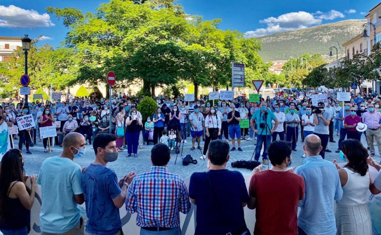 Los alcaldes y vecinos se concentraron en la Plaza del Prado de Villanueva del Trabuco.