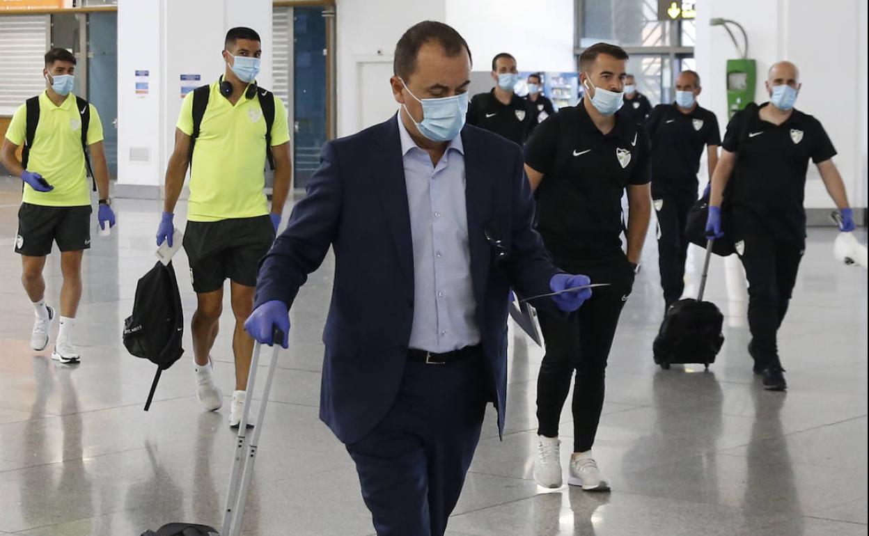 José María Muñoz, administrador judicial del Málaga, en el Aeropuerto de Málaga antes de partir con la expedición del equipo a Tenerife.