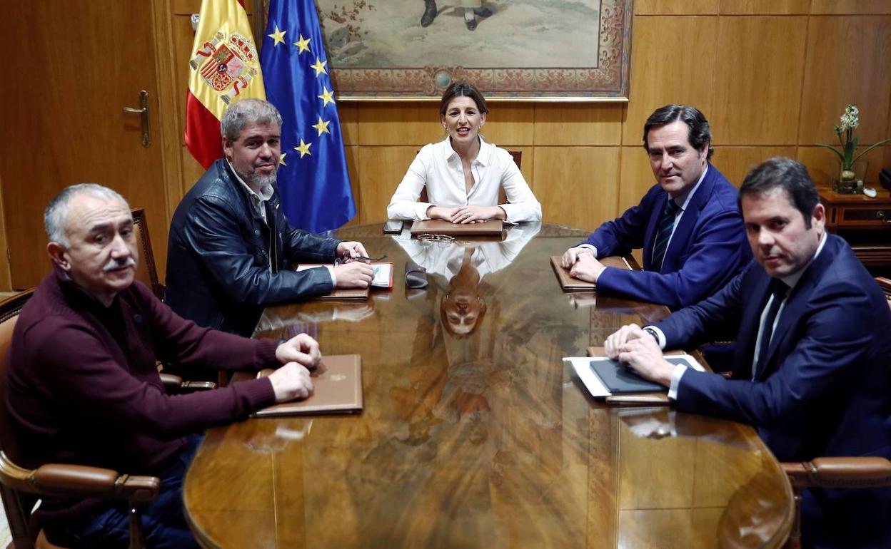 La ministra Yolanda Díaz, junto a los líderes de UGT, CC OO, CEOE y Cepyme (archivo). 