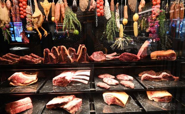 Imagen principal - Arriba, diferentes tipos de carne que se sirven. Abajo, aspecto de parte de la sala y la cocina.