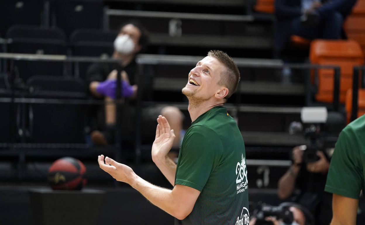 Waczynski aplaude ayer a las gradas vacías de La Fonteta. 
