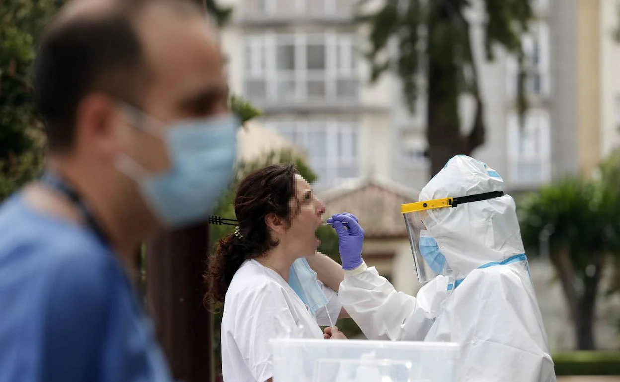 Un sanitario toma una muestra para un test de coronavirus. 