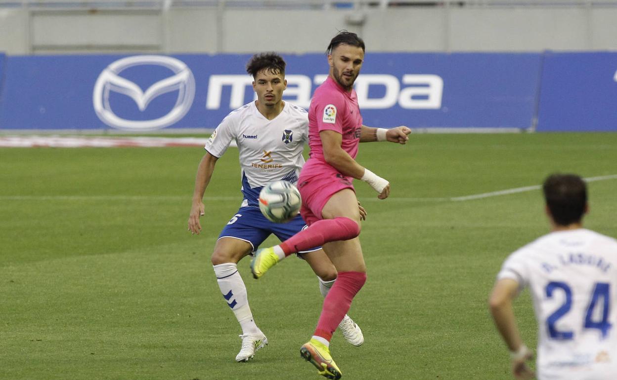 El malaguista Sadiku, en el duelo en Tenerife del pasado lunes.  