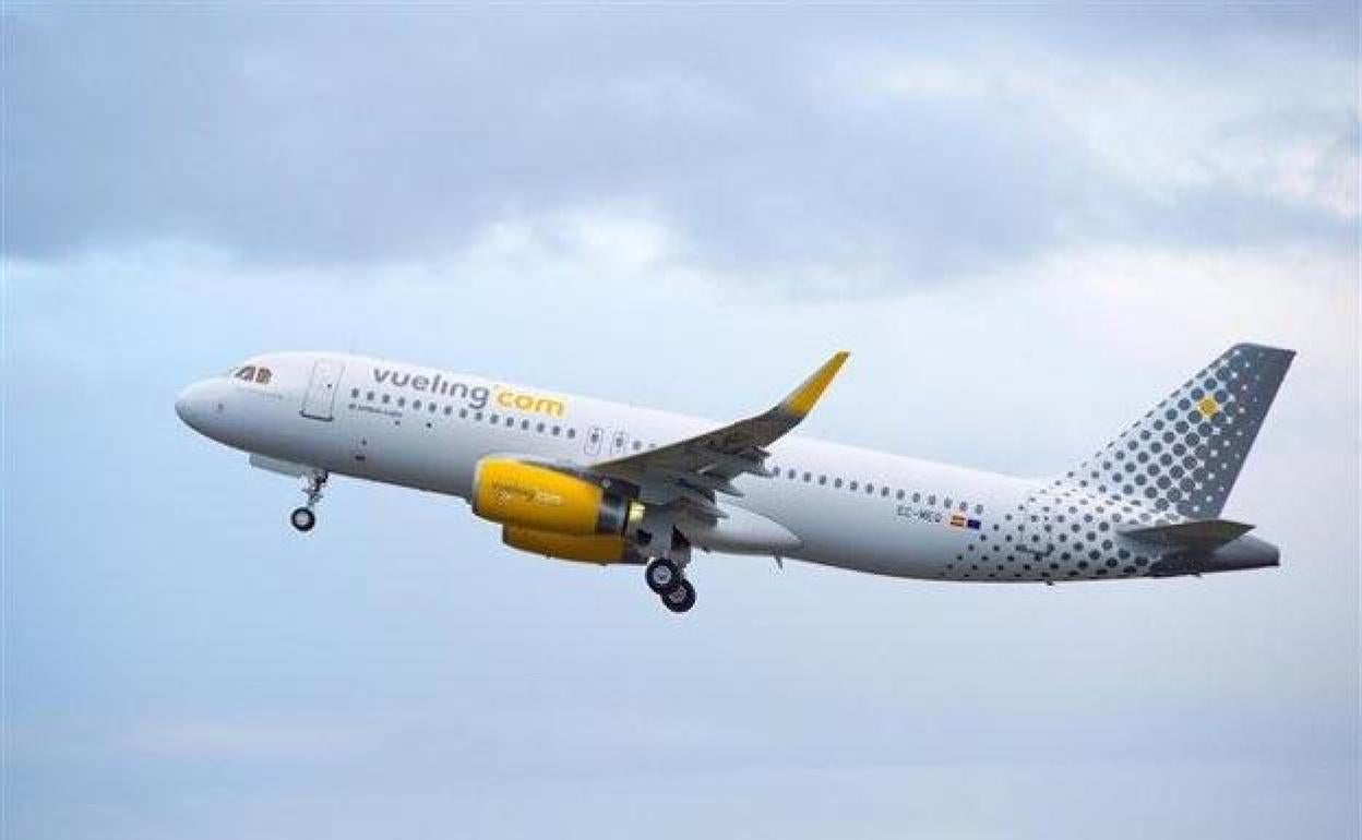 Vueling reinicia sus operaciones este lunes con rutas a Tenerife y Santiago de Comportela.