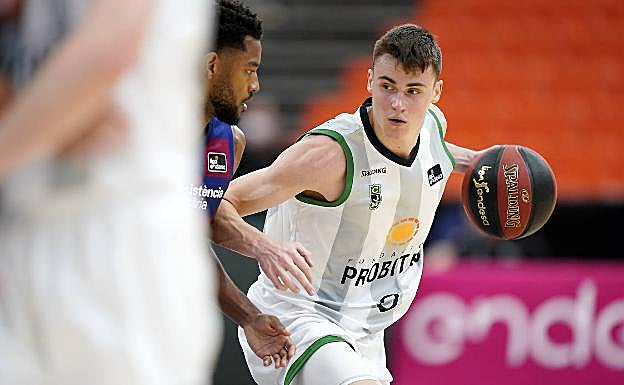 El base serbio Dimitrijevic, ante el Barcelona. 