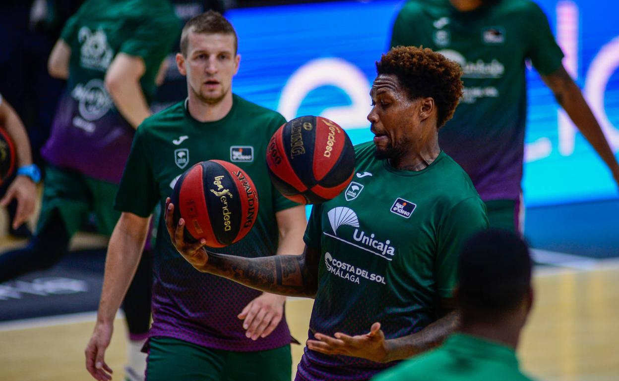 Deon Thompson hace malabarismos con dos balones en la rueda de calentamiento del duelo ante el Barcelona del viernes. 