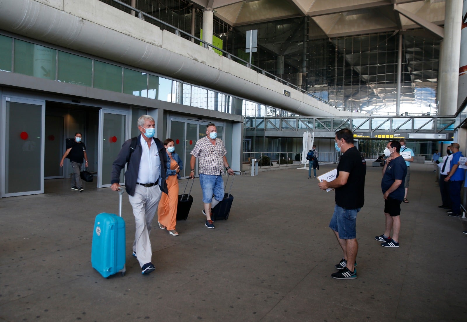 Dos vuelos desde Düsseldorf y Eindhoven eran los primeros en tocar suelo de los treinta previstos para este domingo, coincidiendo con la reapertura de fronteras con la UE