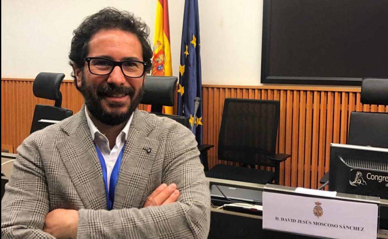 David Moscoso en uno los actos en los que participa habitualmente para difundir sus conocimientos e investigaciones sociales sobre el deporte. J. L. Piedra