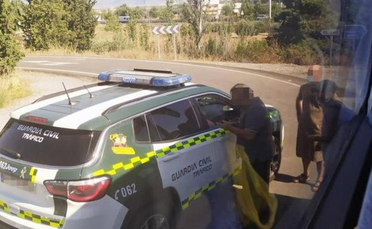 El conductor conversa con la Guardia Civil. 