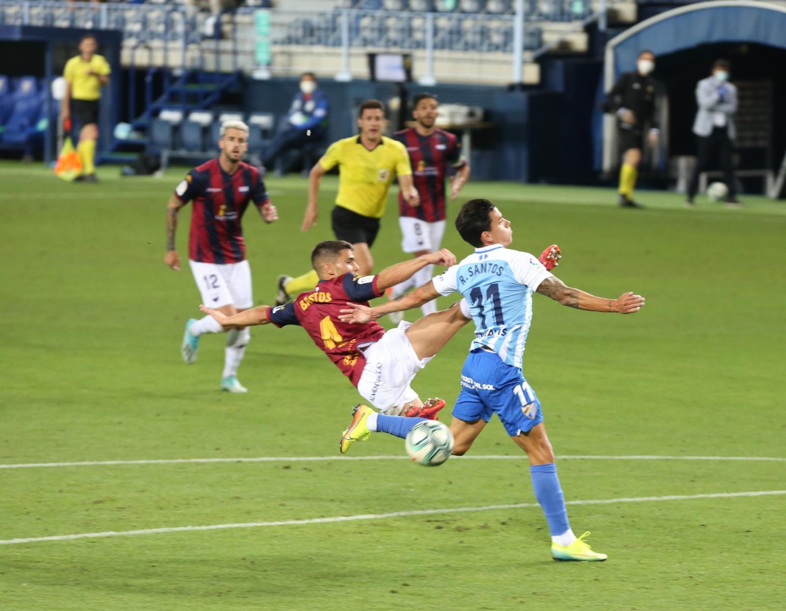 Todos los momentos del partido en imágenes desde La Rosaleda, que por segunda vez abre sus puertas para el fútbol pero sin aficionados en las gradas. 