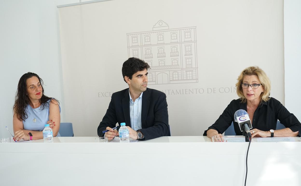 La concejala de Empleo, Raquel López, y el alcalde de Coín, Francisco Santos, junto a la delegada de Empleo de la Junta, Carmen Sánchez.