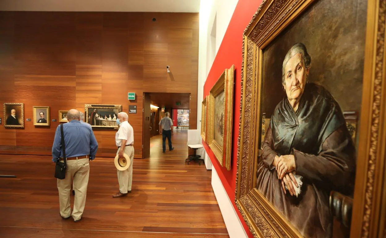 Primeros visitantes en las salas del Museo de Málaga. 