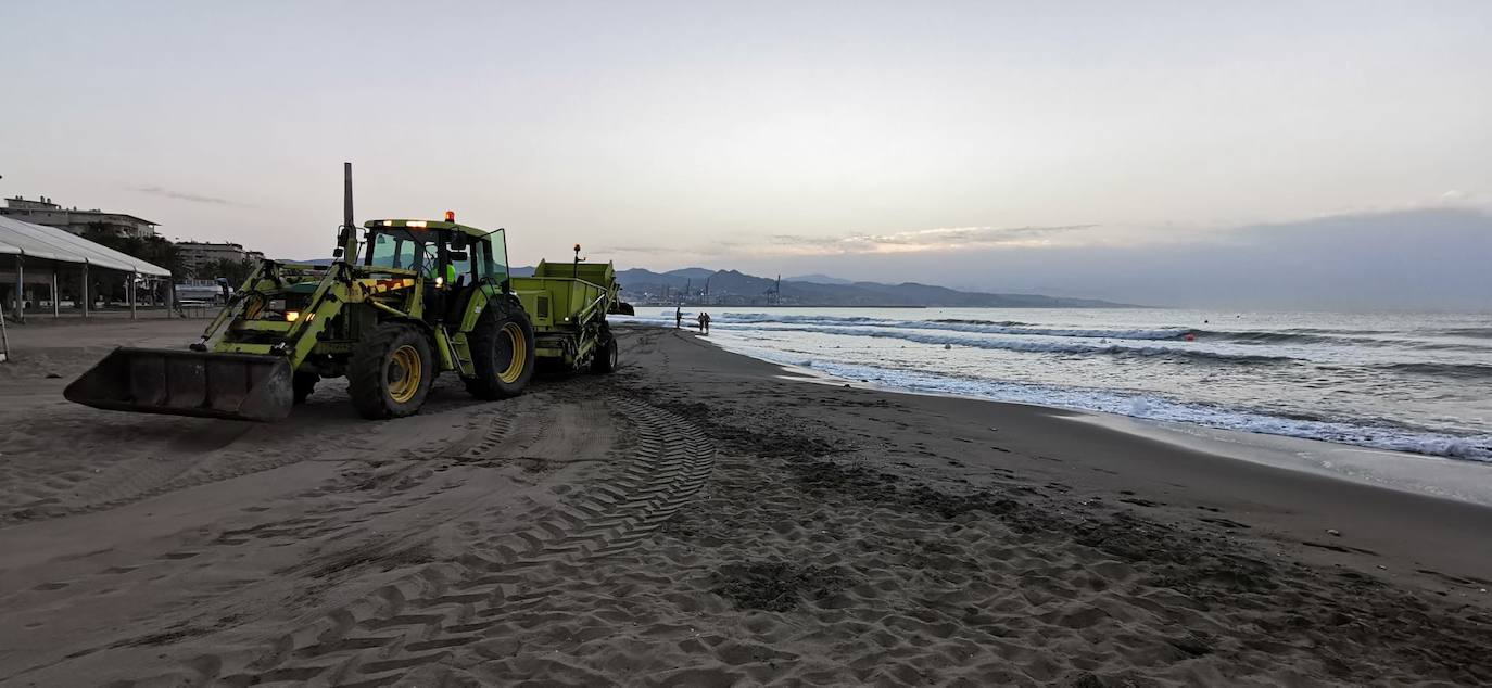Los malagueños siguieron anoche las recomendaciones de los ayuntamientos y abandonaron las playas antes del anochecer, lo que dejó una imagen insólita en el litoral en una noche como la de San Juan. Esta mañana, la estampa también era distinta a la de otros años: playas limpias y papeleras vacías.