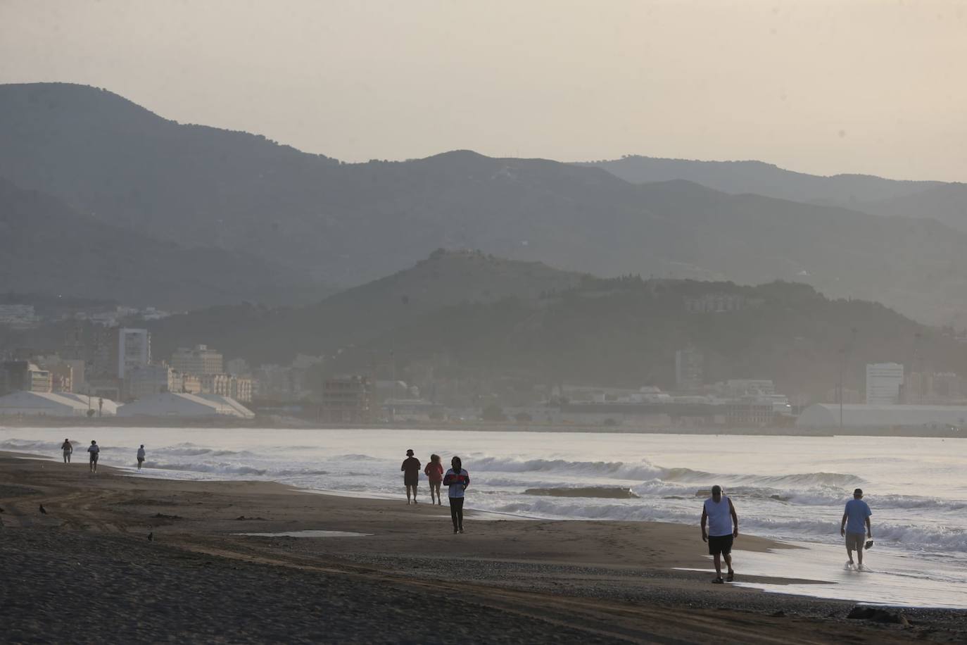 Los malagueños siguieron anoche las recomendaciones de los ayuntamientos y abandonaron las playas antes del anochecer, lo que dejó una imagen insólita en el litoral en una noche como la de San Juan. Esta mañana, la estampa también era distinta a la de otros años: playas limpias y papeleras vacías.