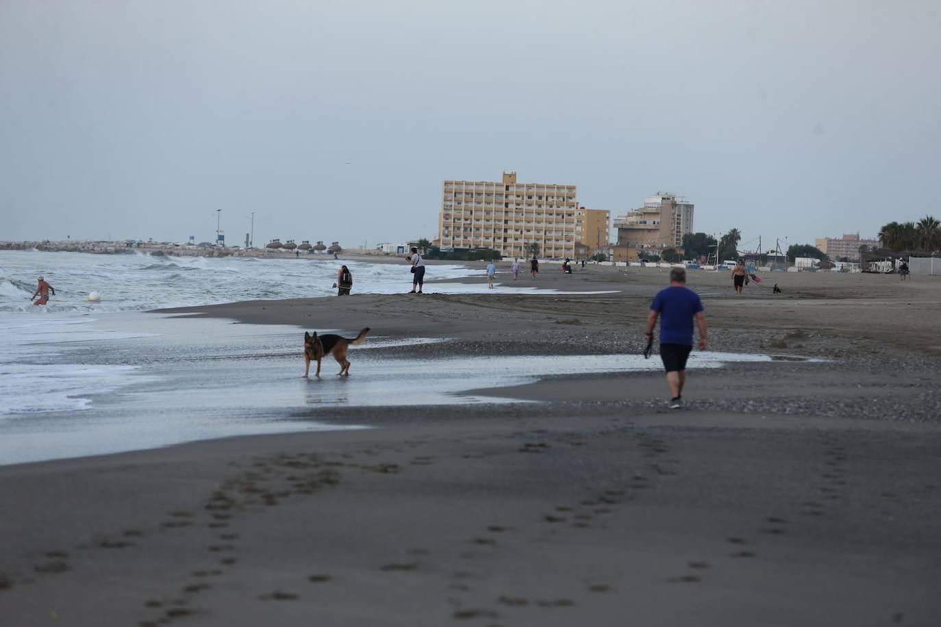 Los malagueños siguieron anoche las recomendaciones de los ayuntamientos y abandonaron las playas antes del anochecer, lo que dejó una imagen insólita en el litoral en una noche como la de San Juan. Esta mañana, la estampa también era distinta a la de otros años: playas limpias y papeleras vacías.