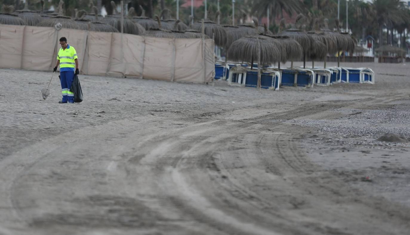Los malagueños siguieron anoche las recomendaciones de los ayuntamientos y abandonaron las playas antes del anochecer, lo que dejó una imagen insólita en el litoral en una noche como la de San Juan. Esta mañana, la estampa también era distinta a la de otros años: playas limpias y papeleras vacías.