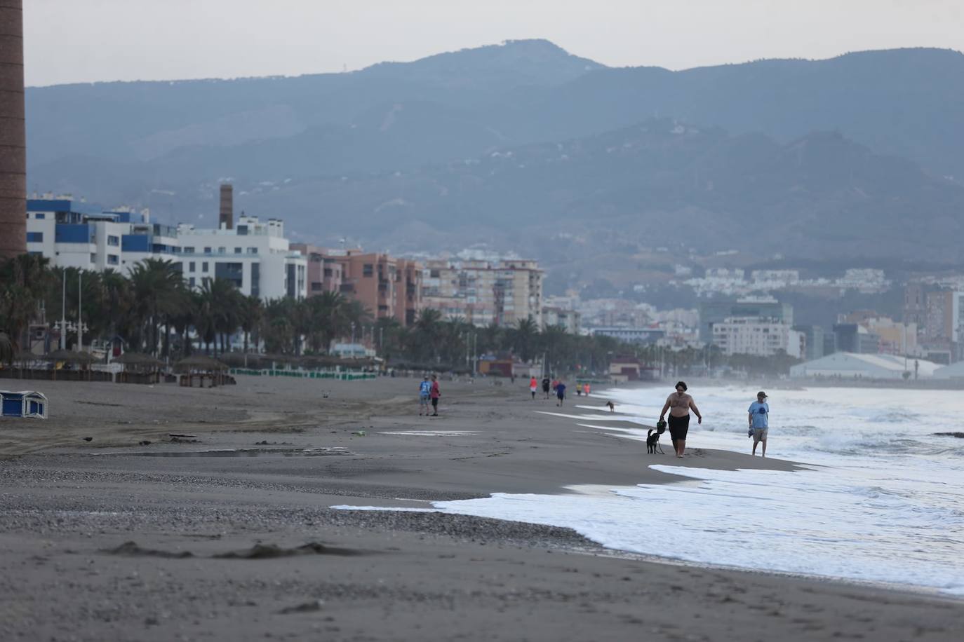 Los malagueños siguieron anoche las recomendaciones de los ayuntamientos y abandonaron las playas antes del anochecer, lo que dejó una imagen insólita en el litoral en una noche como la de San Juan. Esta mañana, la estampa también era distinta a la de otros años: playas limpias y papeleras vacías.