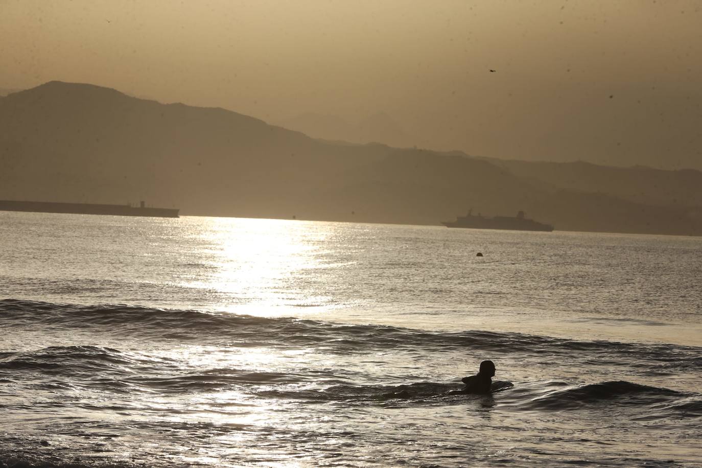 Los malagueños siguieron anoche las recomendaciones de los ayuntamientos y abandonaron las playas antes del anochecer, lo que dejó una imagen insólita en el litoral en una noche como la de San Juan. Esta mañana, la estampa también era distinta a la de otros años: playas limpias y papeleras vacías.