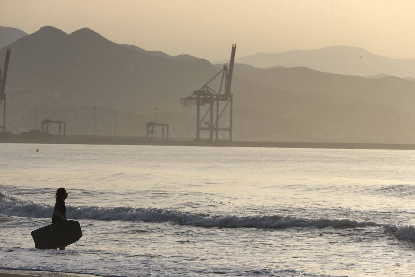 Los malagueños siguieron anoche las recomendaciones de los ayuntamientos y abandonaron las playas antes del anochecer, lo que dejó una imagen insólita en el litoral en una noche como la de San Juan. Esta mañana, la estampa también era distinta a la de otros años: playas limpias y papeleras vacías.