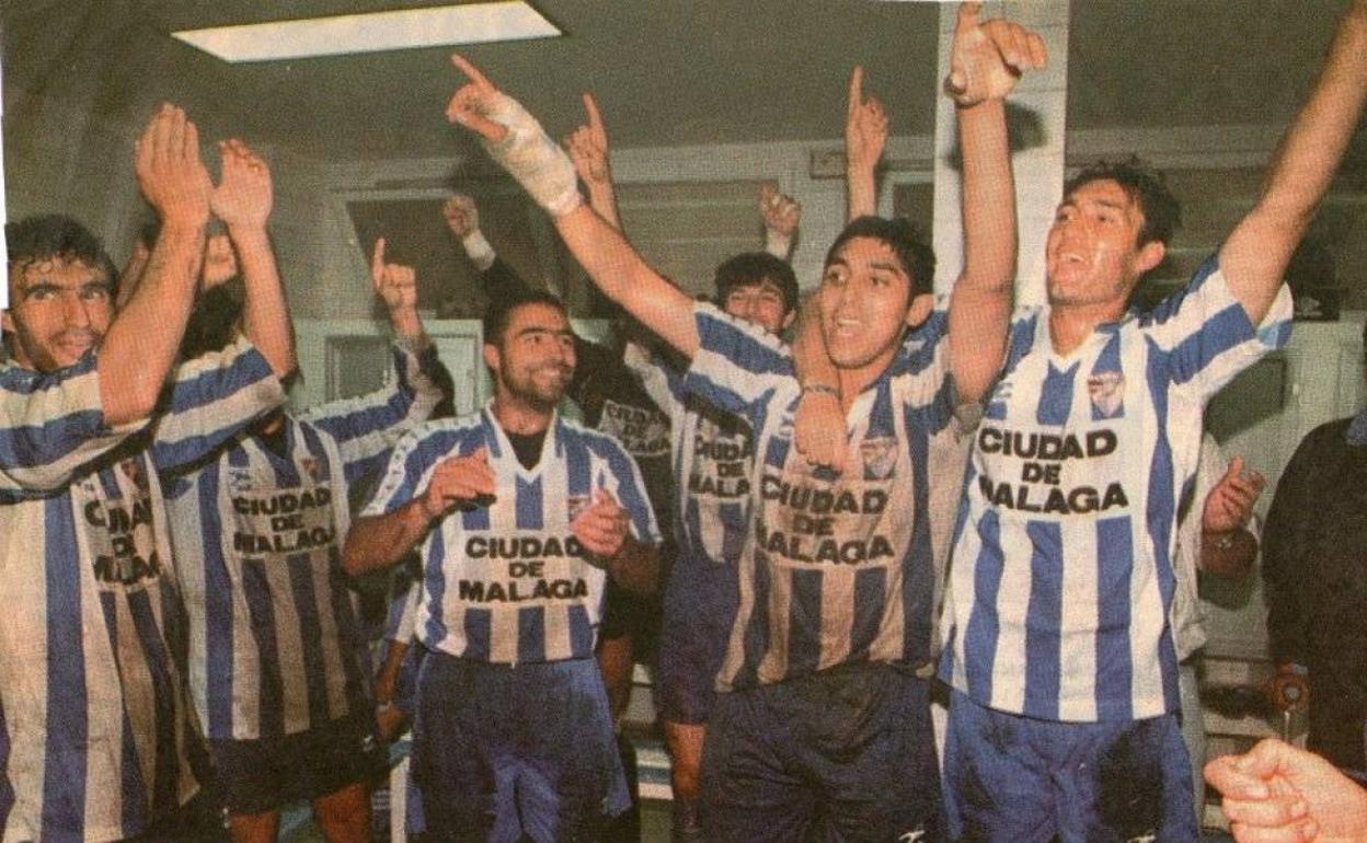 Los jugadores del Málaga, exultantes en el vestuario tras conseguir el ascenso. 