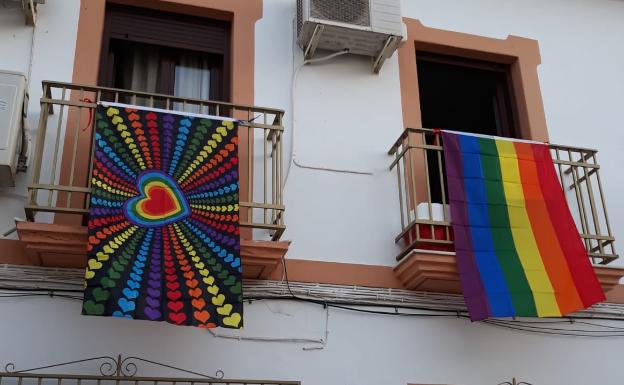 Algunos vecinos de la localidad han colocado banderas en sus balcones tras la polémica.