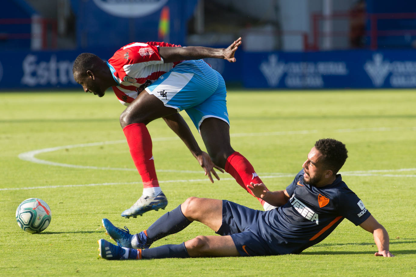 Boulahroud, tendido sobre el césped del estadio Anxo Carro de Lugo junto a El Hacen, centrocampista del club gallego.