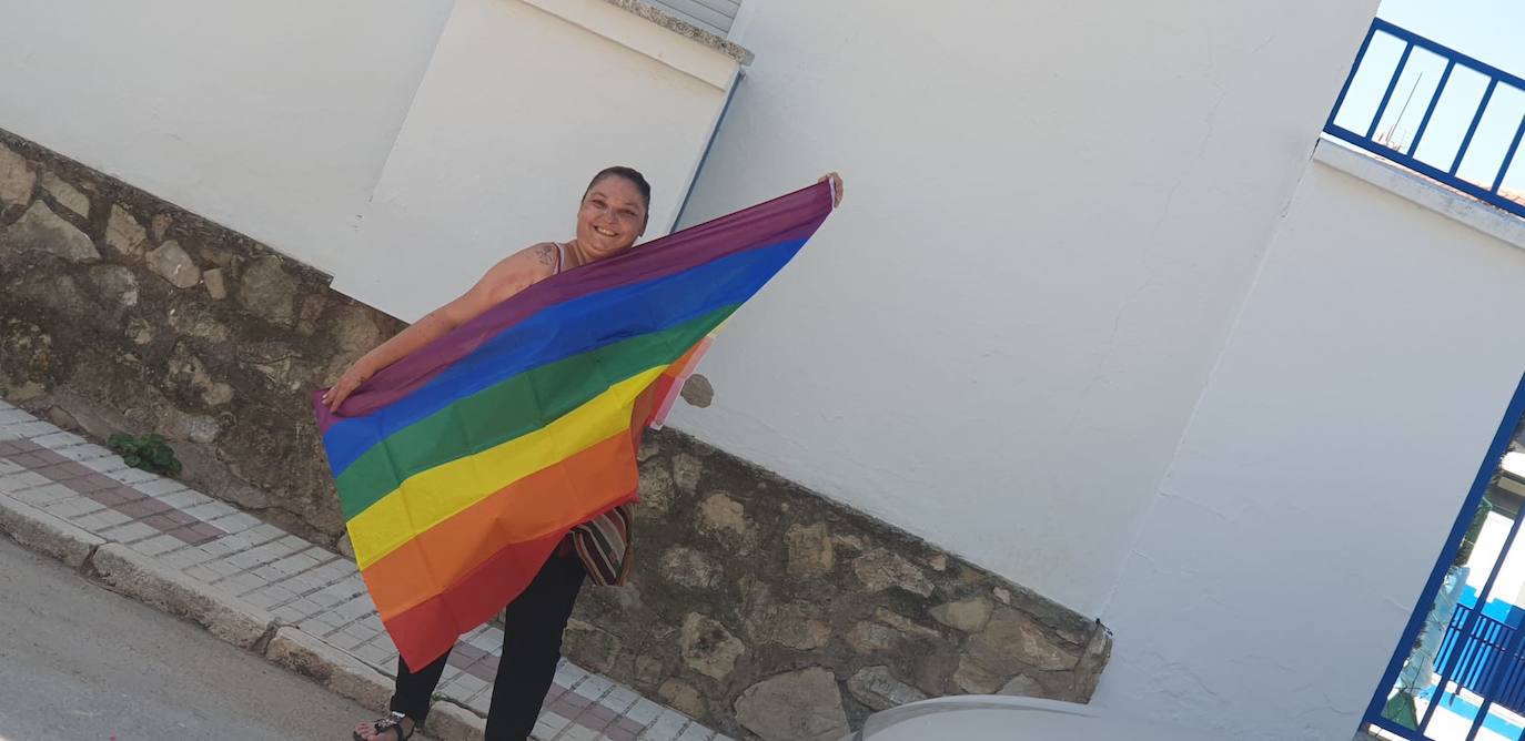 300 banderas LGTBI en Villanueva de Algaidas. 