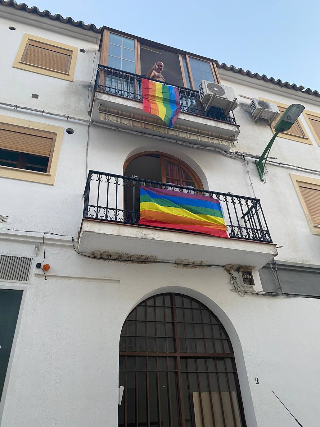 300 banderas LGTBI en Villanueva de Algaidas. 